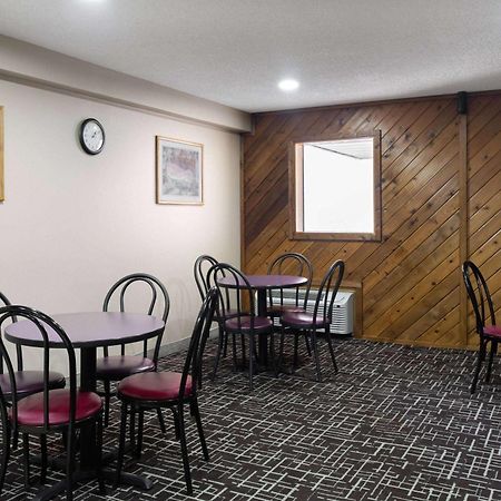 Super 8 By Wyndham Dyersville Εξωτερικό φωτογραφία