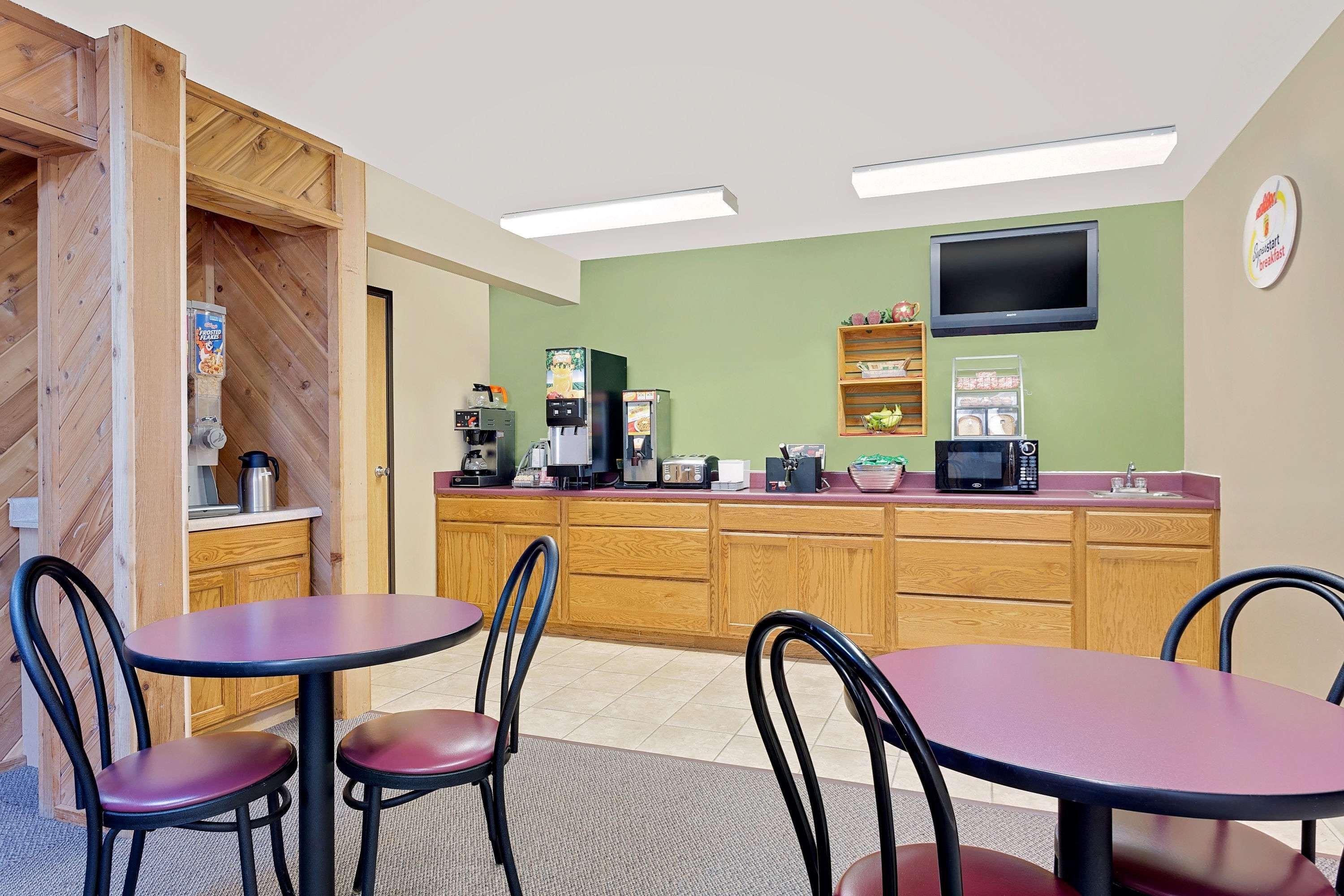 Super 8 By Wyndham Dyersville Εξωτερικό φωτογραφία