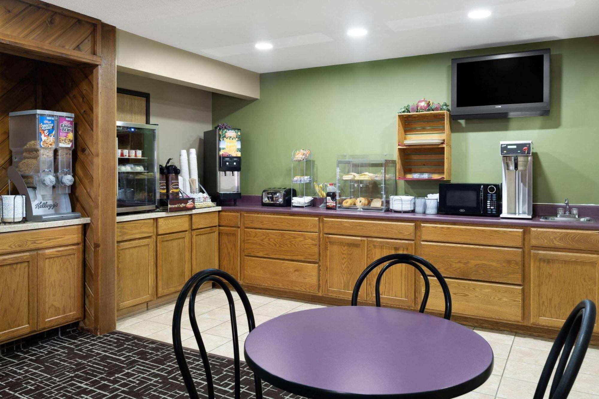 Super 8 By Wyndham Dyersville Εξωτερικό φωτογραφία