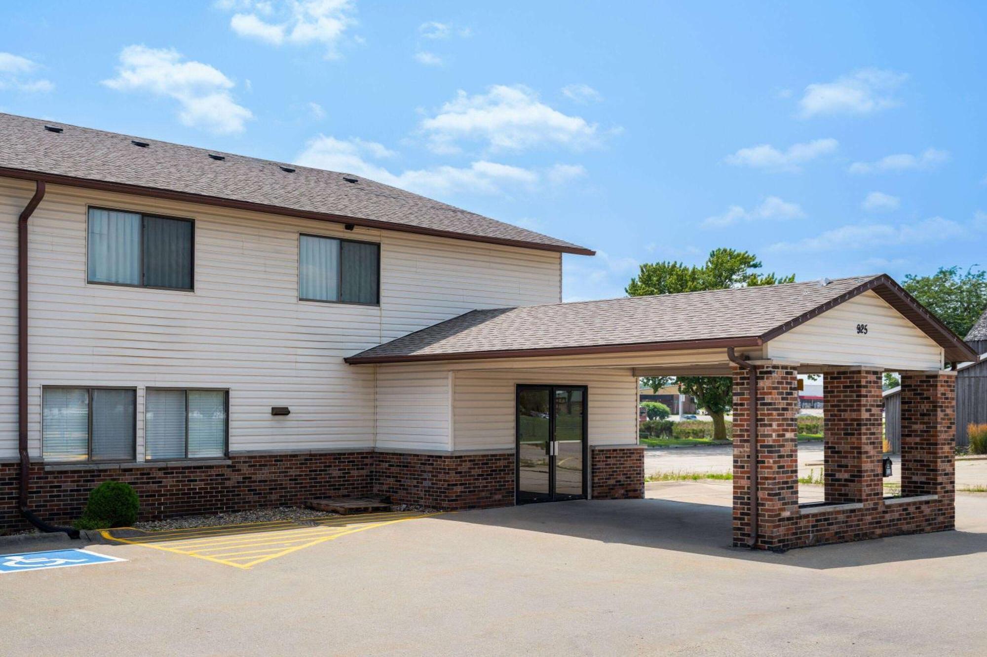 Super 8 By Wyndham Dyersville Εξωτερικό φωτογραφία