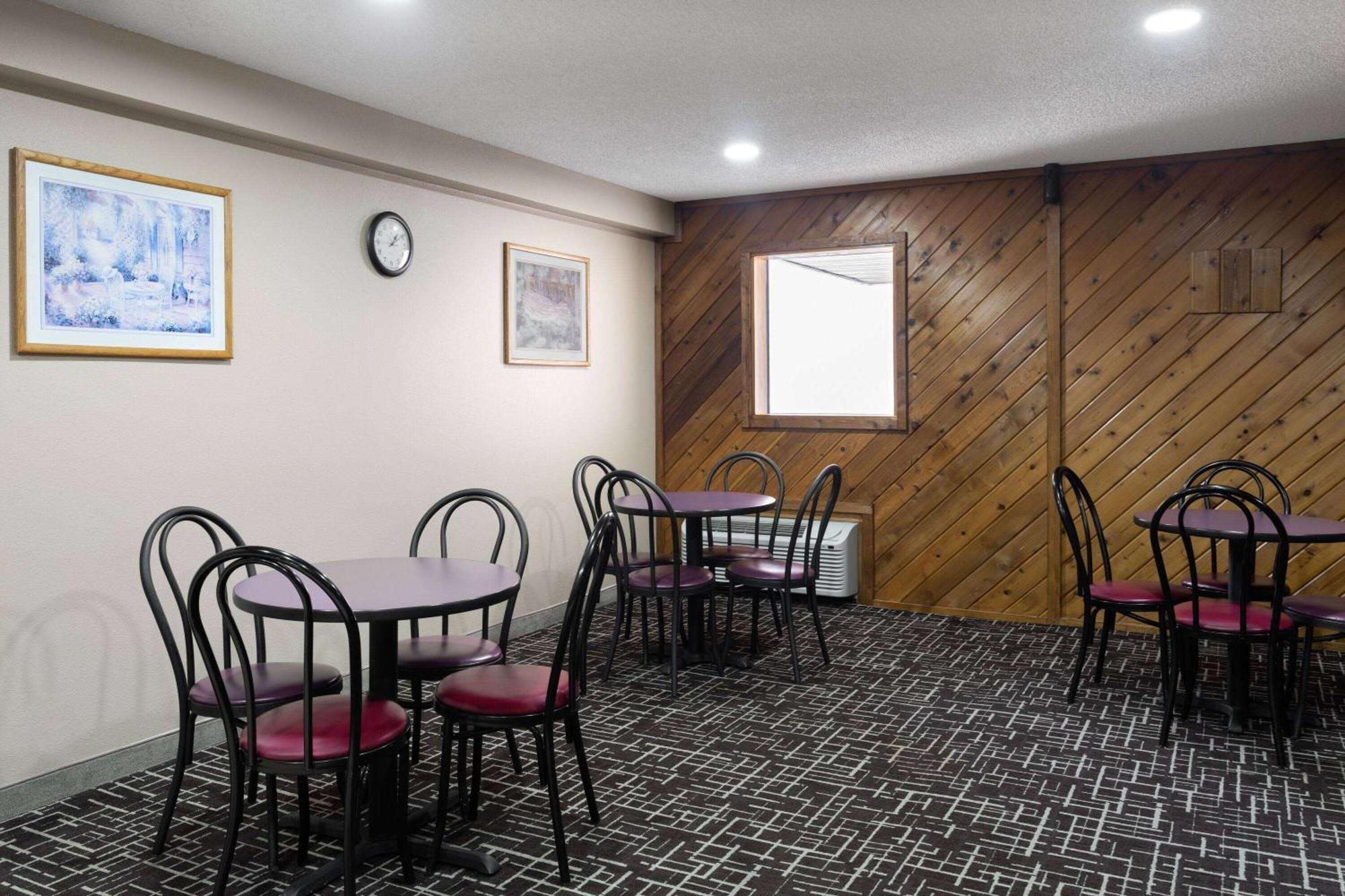 Super 8 By Wyndham Dyersville Εξωτερικό φωτογραφία